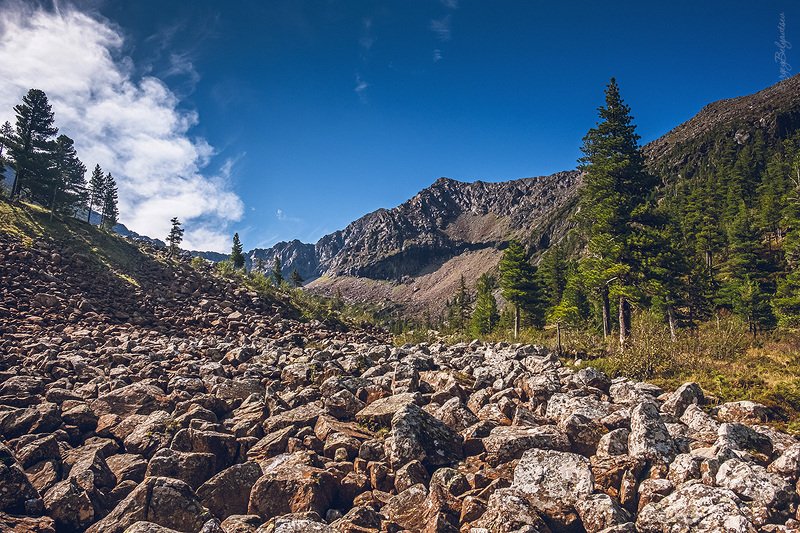 пик кошурникова, долина, венеция, горы, скалы, камни, тайга, небо Пик Кошурникова над долиной Венецияphoto preview