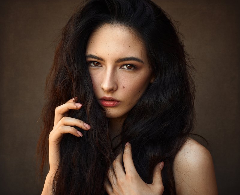 девушка, портрет, взгляд, волосы, руки Миленаphoto preview