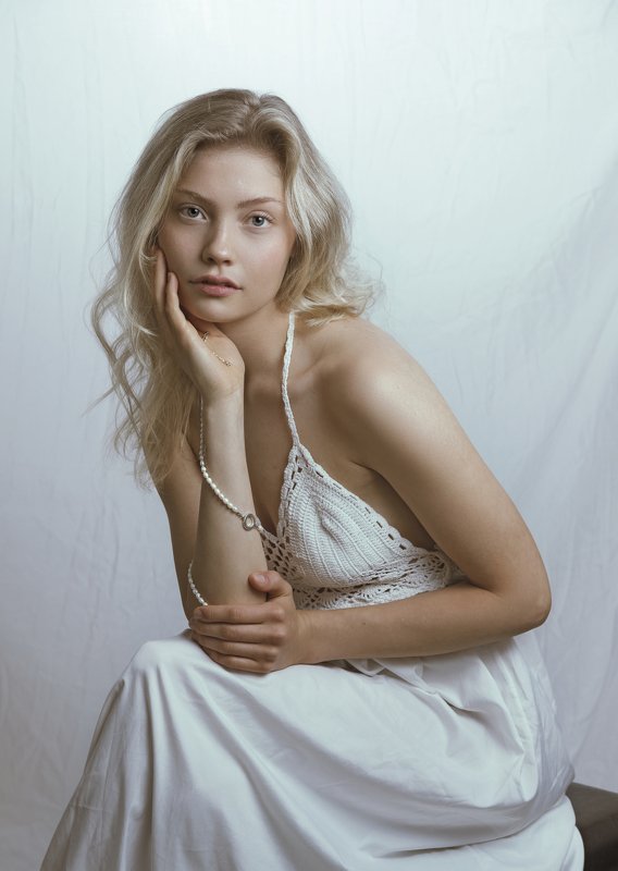 fine art , постановочная фотография ,жанровый портрет, губы , portrait , взрослая женщина photo preview