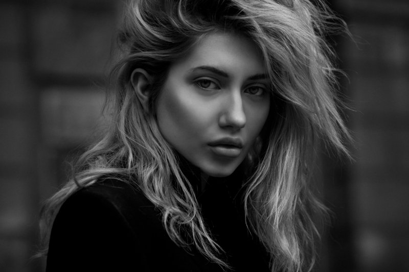 портрет, девушка, уличный портрет, съемка на улице, женский портрет, творческая съемка, чб, черно-белый портрет || street PORTRAIT ||photo preview