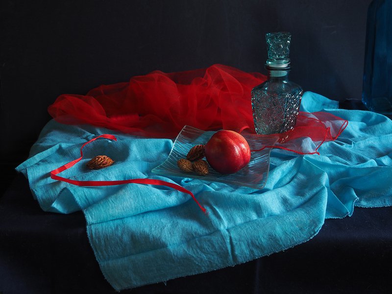 графин, нектарин, лента С красной ленточкойphoto preview