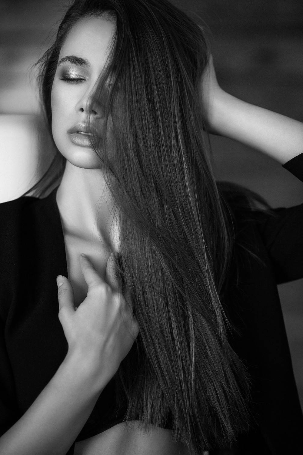 Оля. Автор: Владимир Васильев девушка, модель, портрет, фотосессия, студия, макияж, гламур,girl, beauty, perfect, model, modeling, young, portrait, make-up, glamour, studio, studio shot, чб, чёрно-белое фото, bw, black and white, творческий портрет, женский портрет, Владимир Васильев