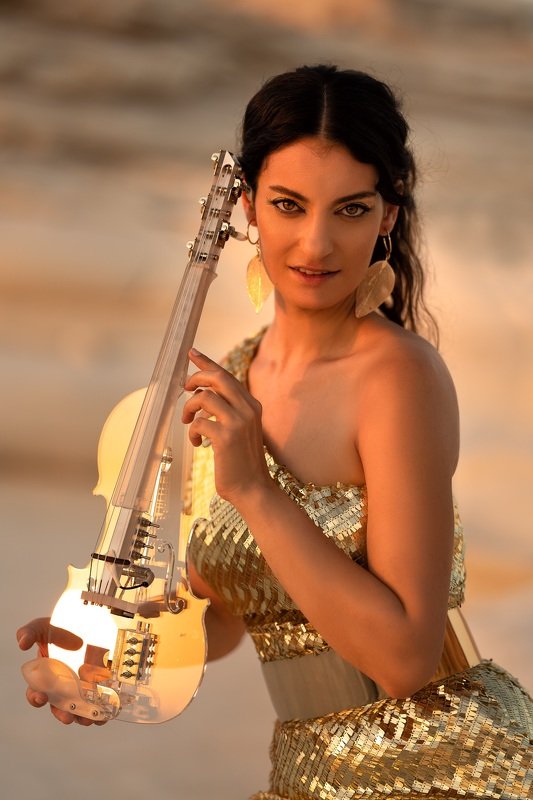 девушка портрет золото скрипка музыка солнце красотка 50 shades of sunphoto preview