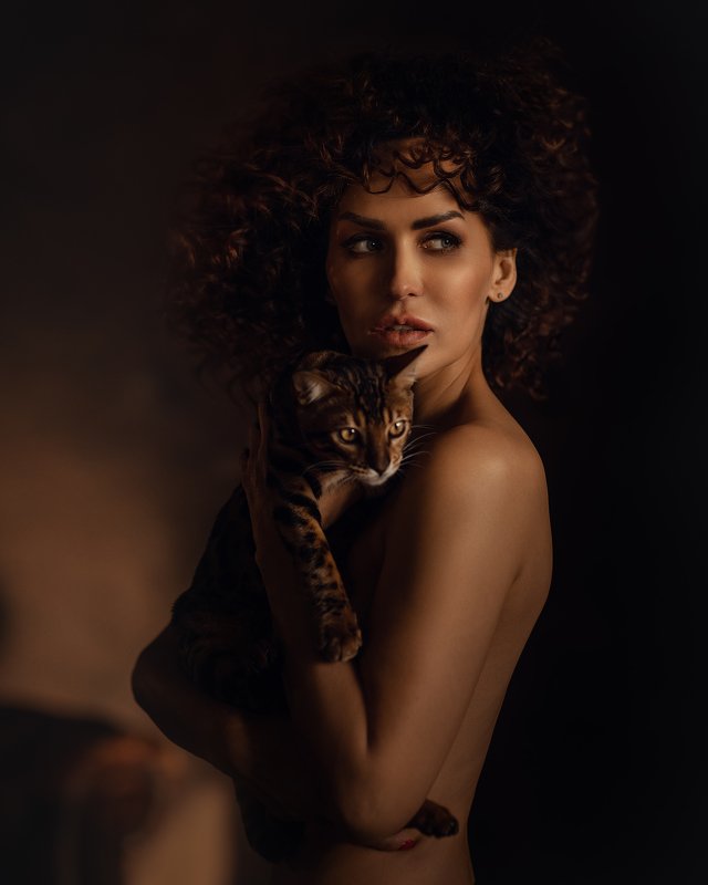 Womancatphoto preview