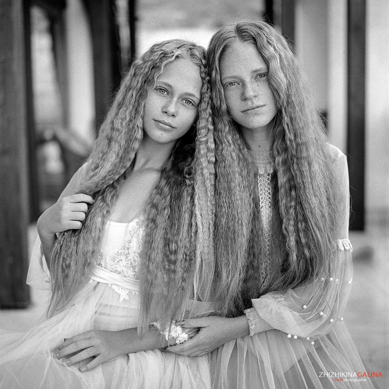 девушка, портрет, лицо, прикосновение, пленка, чб, монохром, рыжая, face, girl, portrait, bw, black and white, film Сестрыphoto preview