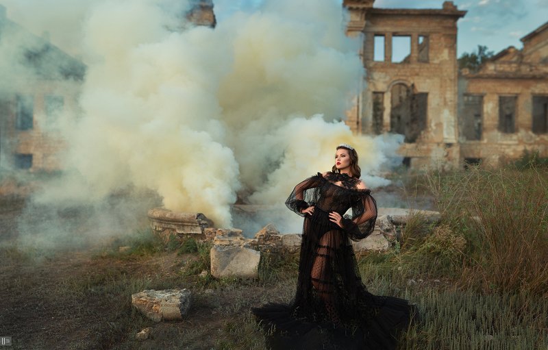 uranus235, nightphotoua, fine art, портрет, девушка, ню, грудь, платье, корона, свет, тучи, небо, облака,  пейзаж, дым, фонтан, здание, усадьба, усадьба дубецких-панкеевых Истории прошлогоphoto preview