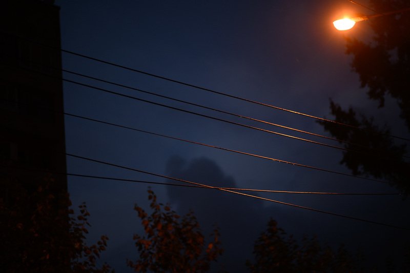 уличная фотография, streetphotography, северодвинск, ночь, Мокрые проводаphoto preview