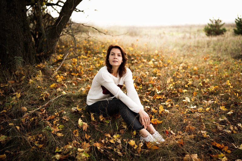 девушка; осень; листва; лес Антураж пленительной осениphoto preview