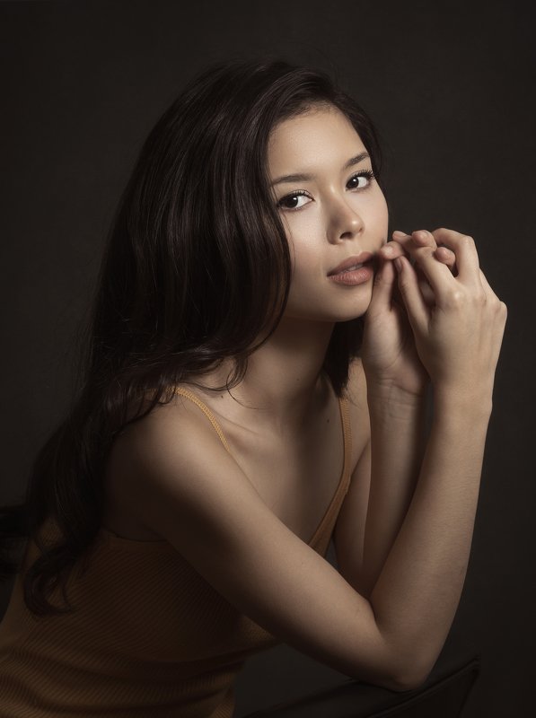 портрет , взгляд ,красивая девушка , цвет ,волосы , красивые губы ,нежность , таинственность photo preview