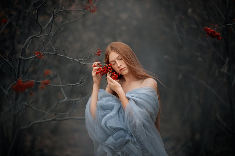 Девушка, рябина Холодная осеньphoto preview