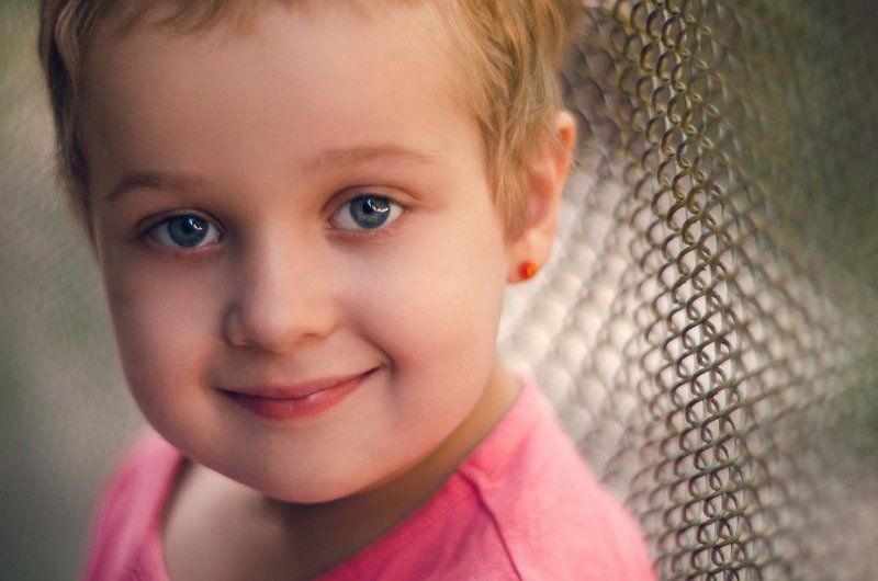 Маша - 4 года. Не смотря на свой юный возраст, достаточно мастерски позирует, создает настроение в кадре и правдоподобно вживается в эмоции.photo preview