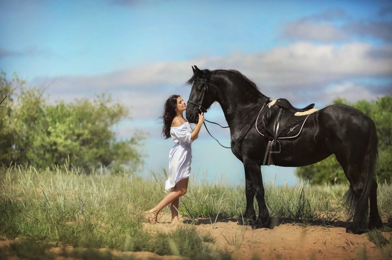 #фриз #конныйфотограф #фотосессияслошадьми #фотосессияслошадью #коннаяфотосессия #черныйконь #воронойконь #воронаялошадь #девушкаслошадью #девушкасконем #конь #horse #черный_конь #фото_с_лошадью #фотосессиясконем Прогулка с лошадью, Провансphoto preview
