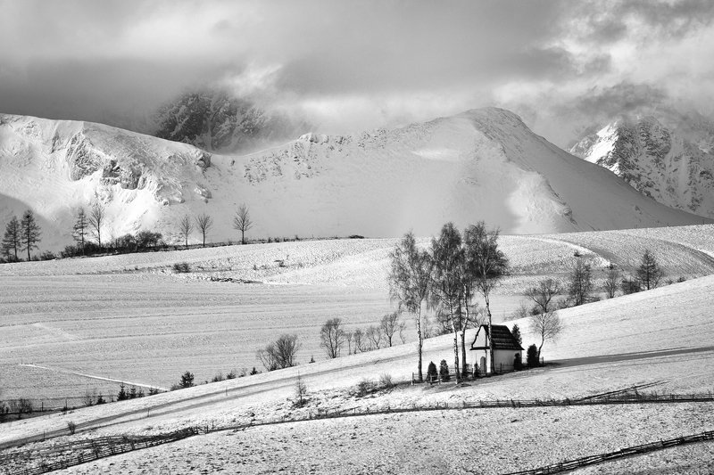 Small chapel on the background of the Tatra mountains фото превью