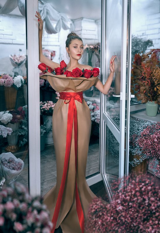 #flower #flowershop #girl #bouquet #roses #dressfrompaper When the most beautiful flower is youphoto preview