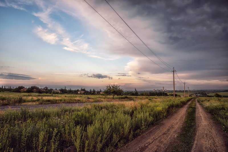 пейзаж, небо, тучи, дорога, дома, провода, столбы, трава, деревья Перед дождёмphoto preview