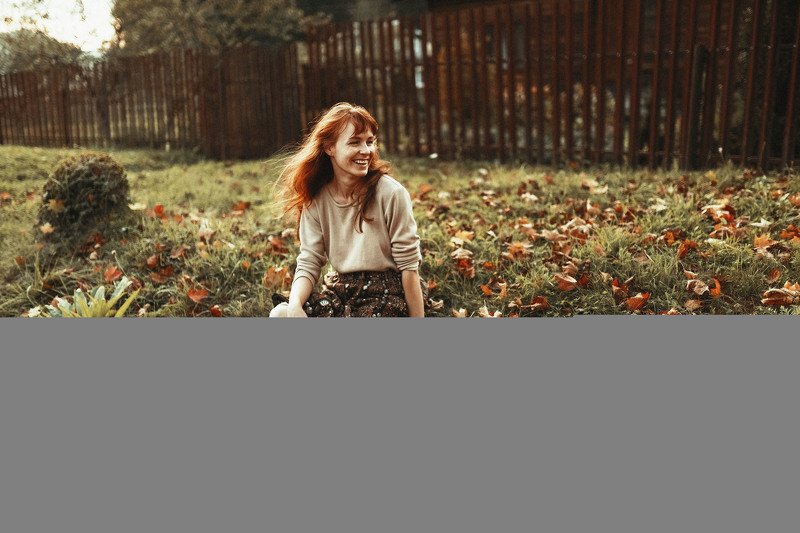 рыжая девушка осень радость улыбка листья листопад осень деревня кантри ретро нечаянная радостьphoto preview