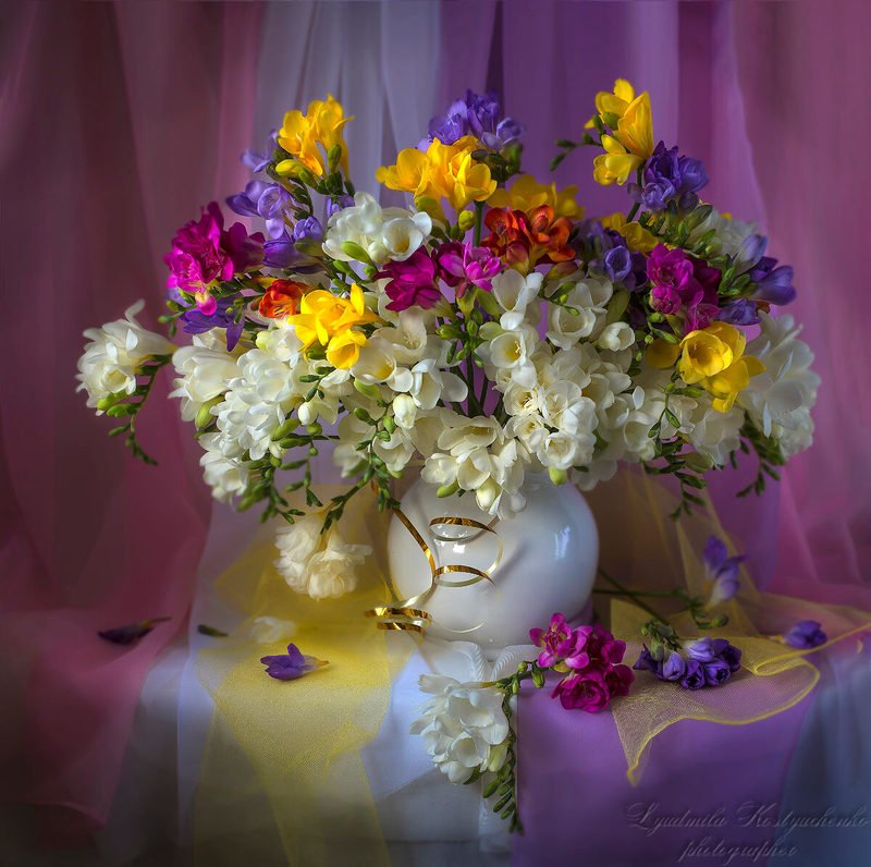 натюрморт,цветы,фрезии,букет,художественное фото. И опять прекрасные фрезии.photo preview