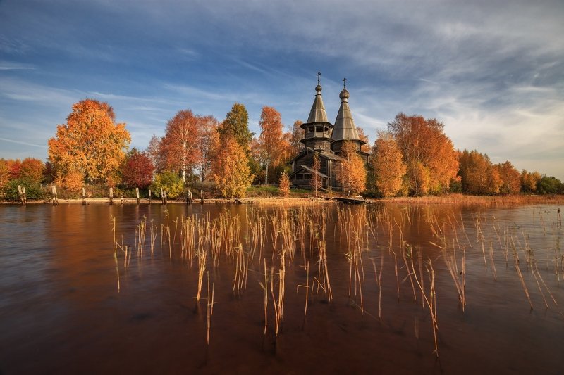 россия, 2020, осень, храм, октябрь, небо, отражение, глубинка, озеро, онега, деревья, заонежье, чёлмужи, карелия, пейзаж Осень на Онегеphoto preview