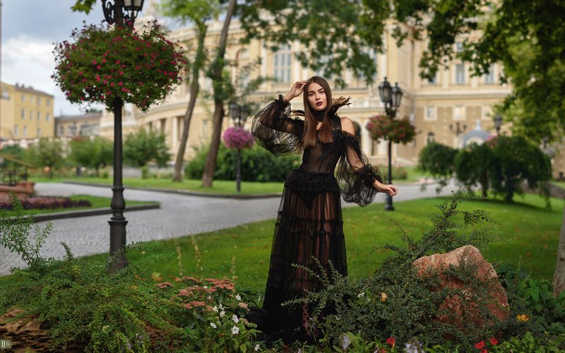 uranus235, nightphotoua, fine art, портрет,девушка,перья,платье,цветы,кусты,деревья,фонари,пейзаж,оперный,театр,одесса Город и тишинаphoto preview