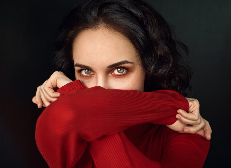 Глаза, красный, девушка, портрет, руки, взгляд Кристинаphoto preview