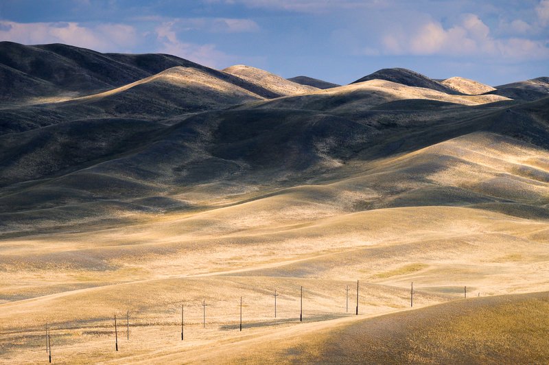 На бескрайних просторах Оренбуржья, уходят в даль заброшенные ЛЭП.photo preview