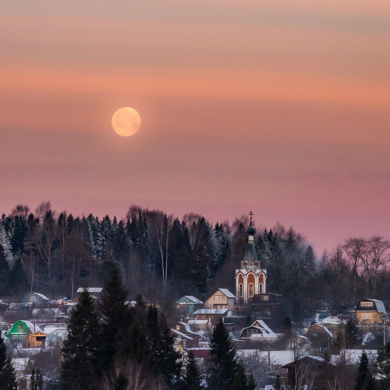 утро, луна, небо, часовня, вятка, деревня, декабрь, зима, лес, деревья, холодно, горизонт, елки, пейзаж, дома, домики Лунное утроphoto preview