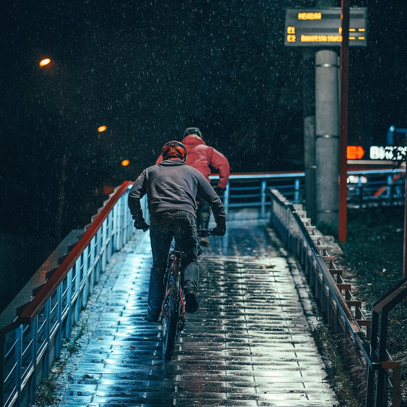 вечер, велосипед, дождь, эндуро, мтб, райдер, город, стрит, mtb Autumn rainy ridingphoto preview