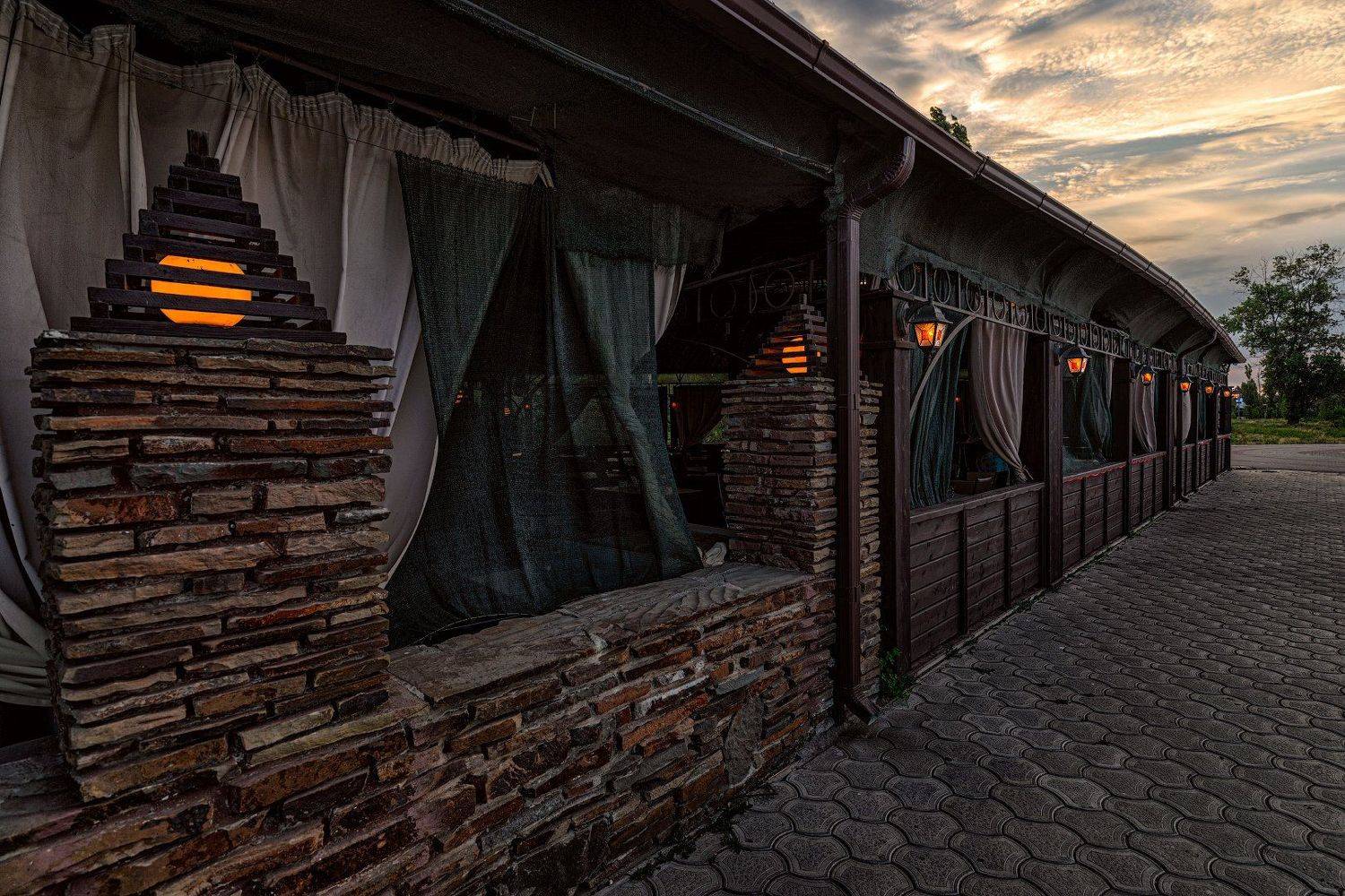 кафе, вечер, фонари, занавеси, камень, плитка, Юрий Диденко