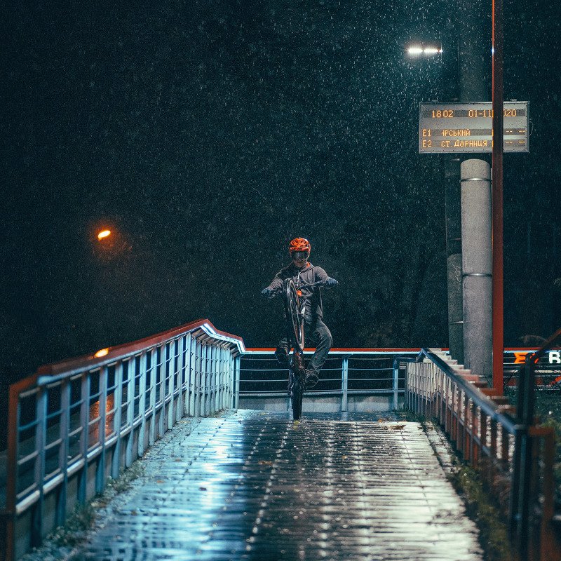вечер, велосипед, дождь, эндуро, мтб, райдер, город, стрит, mtb, трюк, wheelie Autumn rainy ridingphoto preview