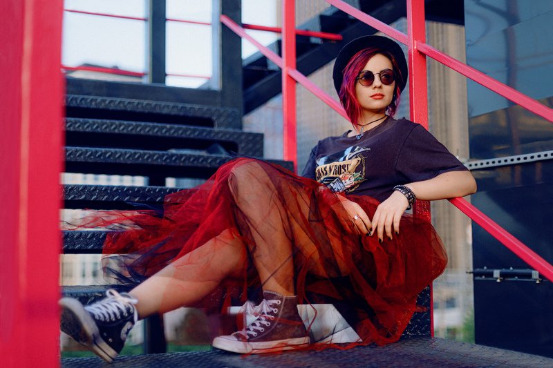 music  young woman  electric guitar  guitar  musical instrument  woman  female  plucking an instrument  outdoors  playing  string instrument  rock music  portrait гитара музыкант, девушка, музыка Красноеphoto preview