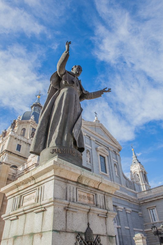 папа римский, мадрид, собор, альмудена, памятник, иоанн, небо photo preview