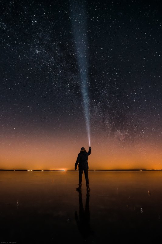 Автопортрет на фоне млечного путиphoto preview