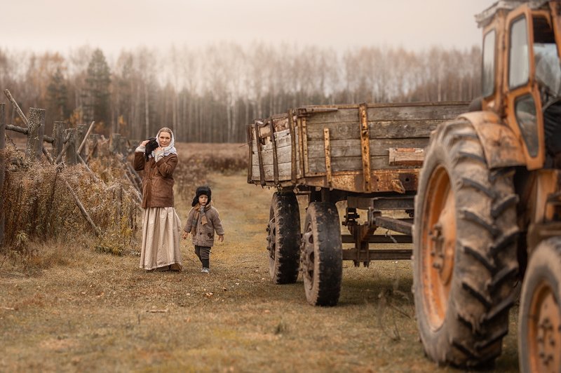 дети, деревенские дети, деревня, мальчики, мальчишки, дети и животные, кошка, кот, осень, трактор В деревне фото превью