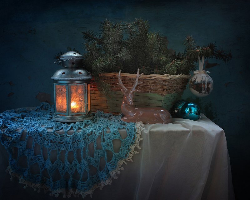 натюрморт, новый год, олень, фигурка, елка, украшения, фонарик Цвет настроения - синийphoto preview