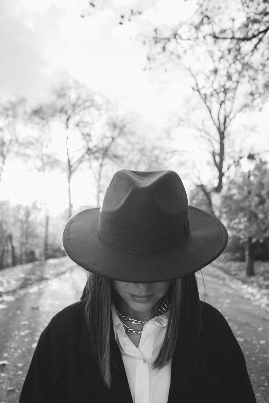 portrait,girl,bw,hat Alphoto preview