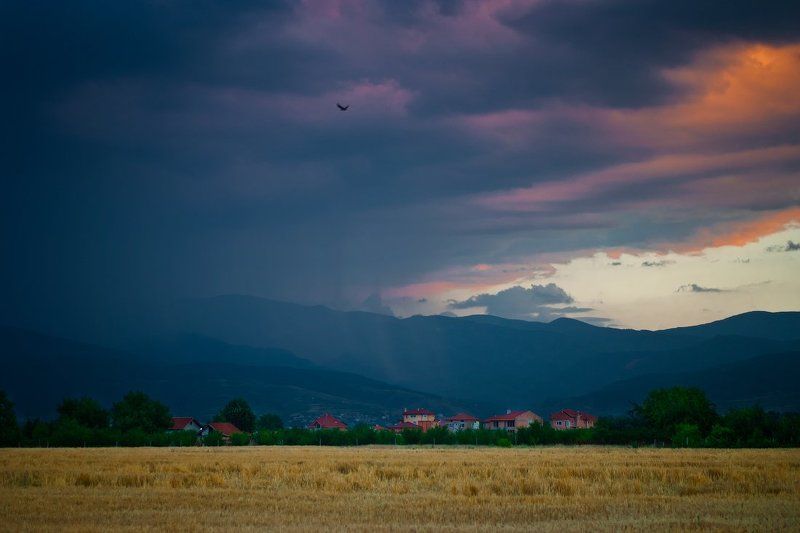 Болгария, Вечер, Ворон, Горы, Дождь, Закат, Облака, Природа Летим в дождь фото превью