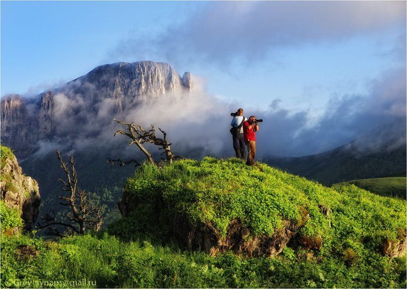 Спина к спинеphoto preview