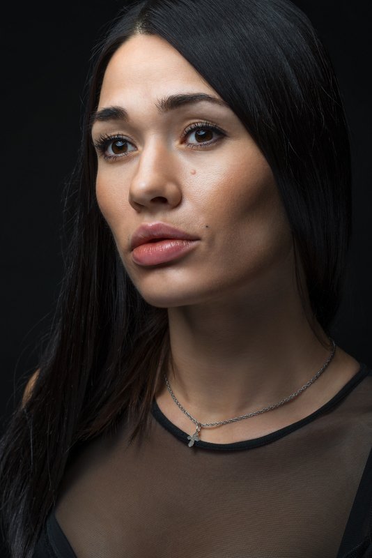 женский портрет, модель, брюнетка, импульсный свет, фото в студии, студия Катеринаphoto preview