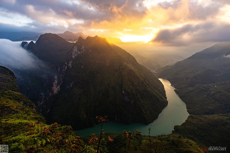 quanphoto, landscape, morning, sunrise, dawn, mountains, valley, canyon, river, vietnam Mountains of Dawnphoto preview