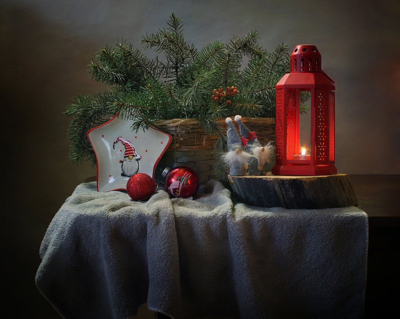 натюрморт, новый год, фонарик, подсвечник, елка, украшения, гномы С красным фонарем :)photo preview