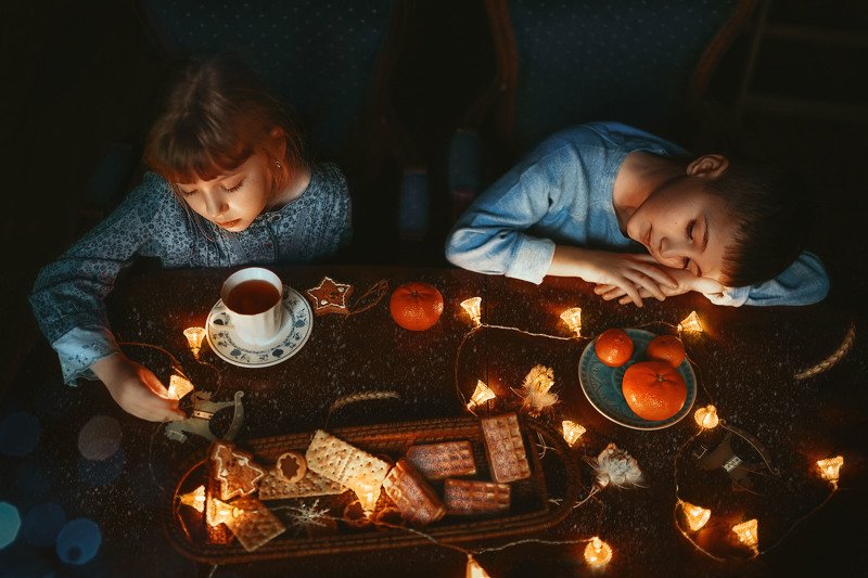 девочка, мальчик, рождество, стол, пряники, гирлянда, апельсин, мандарин, усталость, чай, вид, сверху, низкий, ключ, детство, дети, дом, уют поготовка к праздникуphoto preview