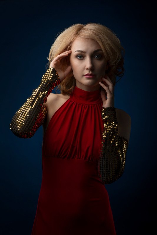 женский портрет, модель, импульсный свет, фото в студии, студия, блондинка, движение, певица Тамараphoto preview