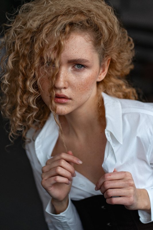 портретная фотография, веснушки, кудри, рыжие волосы, девушка с веснушками, портрет девушки, эмоции, эмоциональный портрет Каринаphoto preview