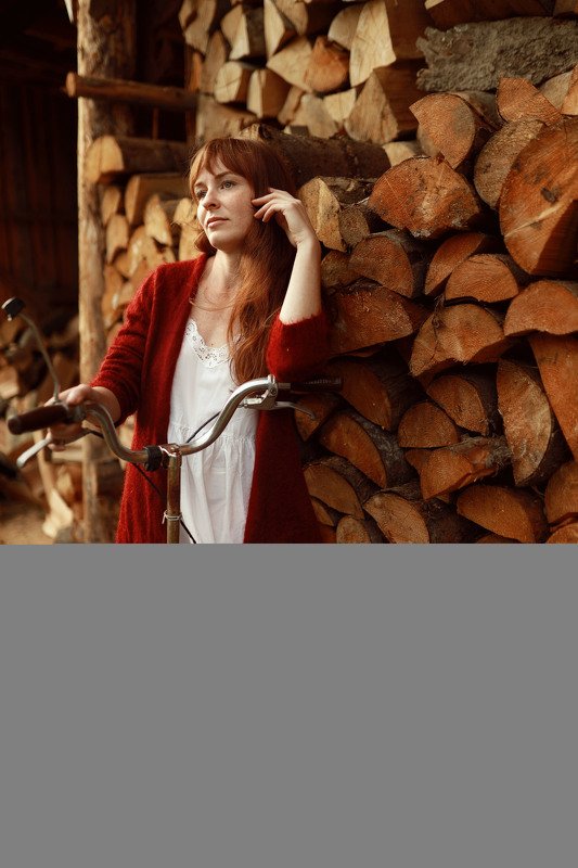 девушка село деревня поленья дрова велосипед рыжая веснушки задумчивость осень ретро photo preview