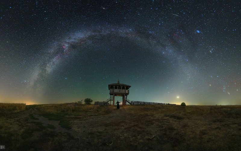 uranus235, nightphotoua, пейзаж, ночной пейзаж, ночь, небо, звезды, млечный путь, созвездия, метеоры, персеиды, мужчина, человек, монах, свет, фонарь, трава, холм, путешествие, природа, альтаир, вега, денеб, венера, бетельгейзе, альдебаран, плеяды, орион Монах и звезды. Казацкий станphoto preview