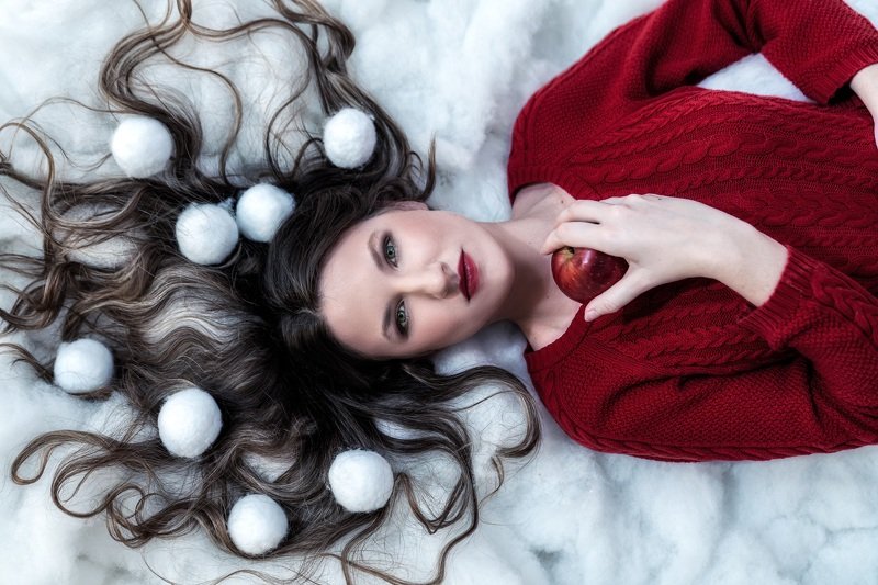 девушка красный цвет, глаза, портрет Белоснежкаphoto preview