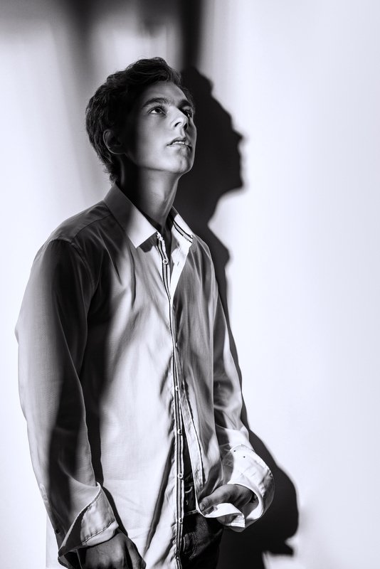 чб, черно-белое, модель, студия, импульсный сфет, рефлектор, мужчина, жесткий свет, юноша Антонphoto preview