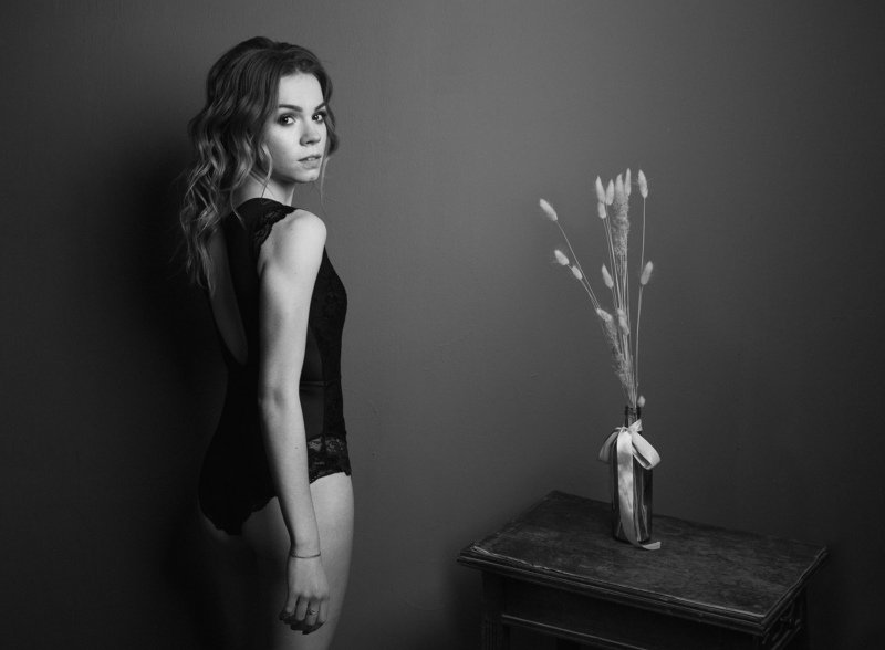 girl,beauty,flower,black and white,female,indoor,девушка,чб In the shadowsphoto preview