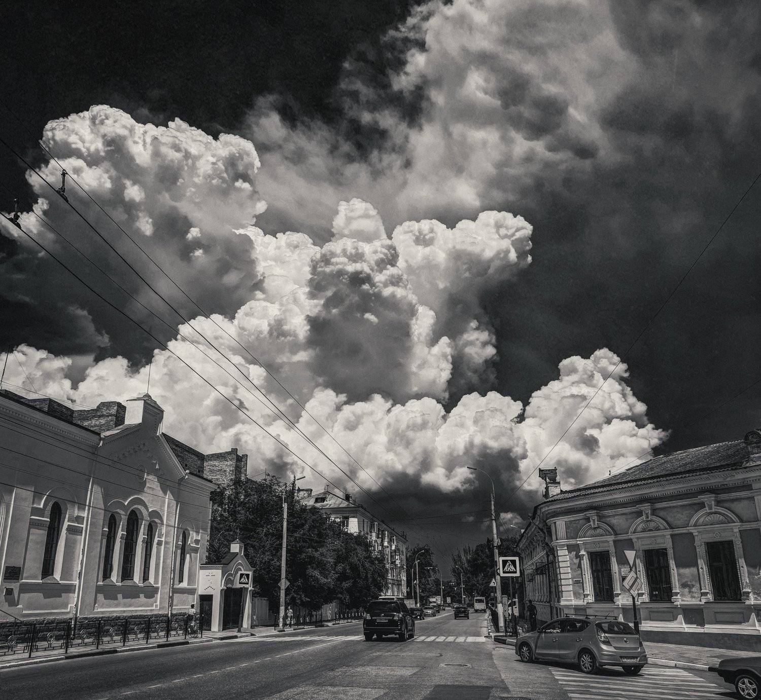 Sicut Pompeii. Ad tragoediam caelum.. Автор: Анатолий Щербак черно-белое, архитектура, город, ненастье, гроза, тучи, дождь, драма, небо, пантикапей, боспорское царство, керчь, крым, россия, Анатолий Щербак