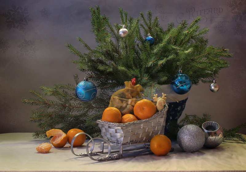 натюрморт. новый год. подарки, санки, елка, мандарины, дед мороз, птичка Про новогодние санки :)photo preview